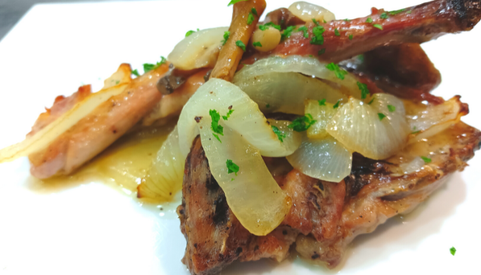 Conill amb variat de bolets y ceba