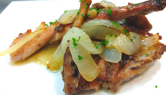 Conill amb variat de bolets i ceba